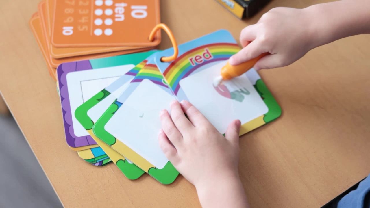 thumbnail video image 2 of Doug On the Go Water Wow! Reusable Water-Reveal Cards - Shapes, Numbers, Colors - FSC Certified, 2 of 10