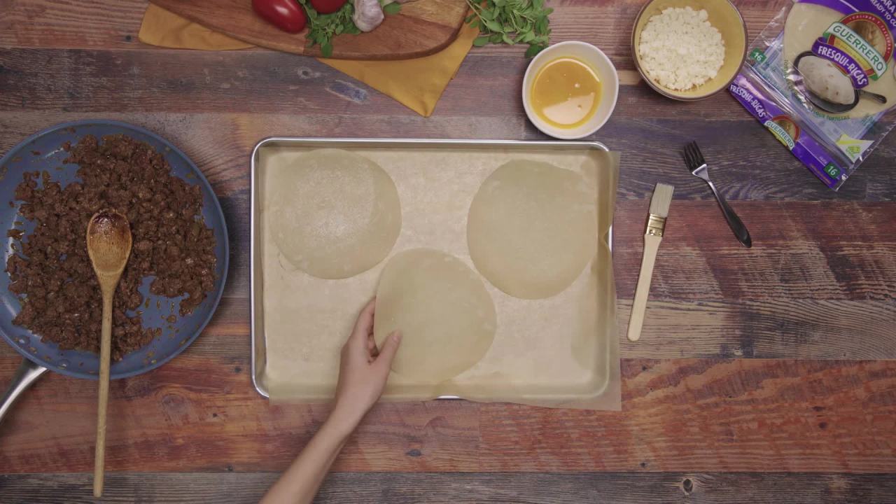 thumbnail video image 2 of Guerrero Fresquiricas Flour Tortillas, Fajita Size, 16 Count, 2 of 12