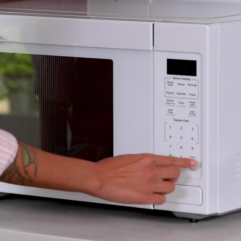 thumbnail video image 2 of (4 pack) Campbell's Creamy Tomato Soup, 15.4 oz Microwavable Bowl, 2 of 13