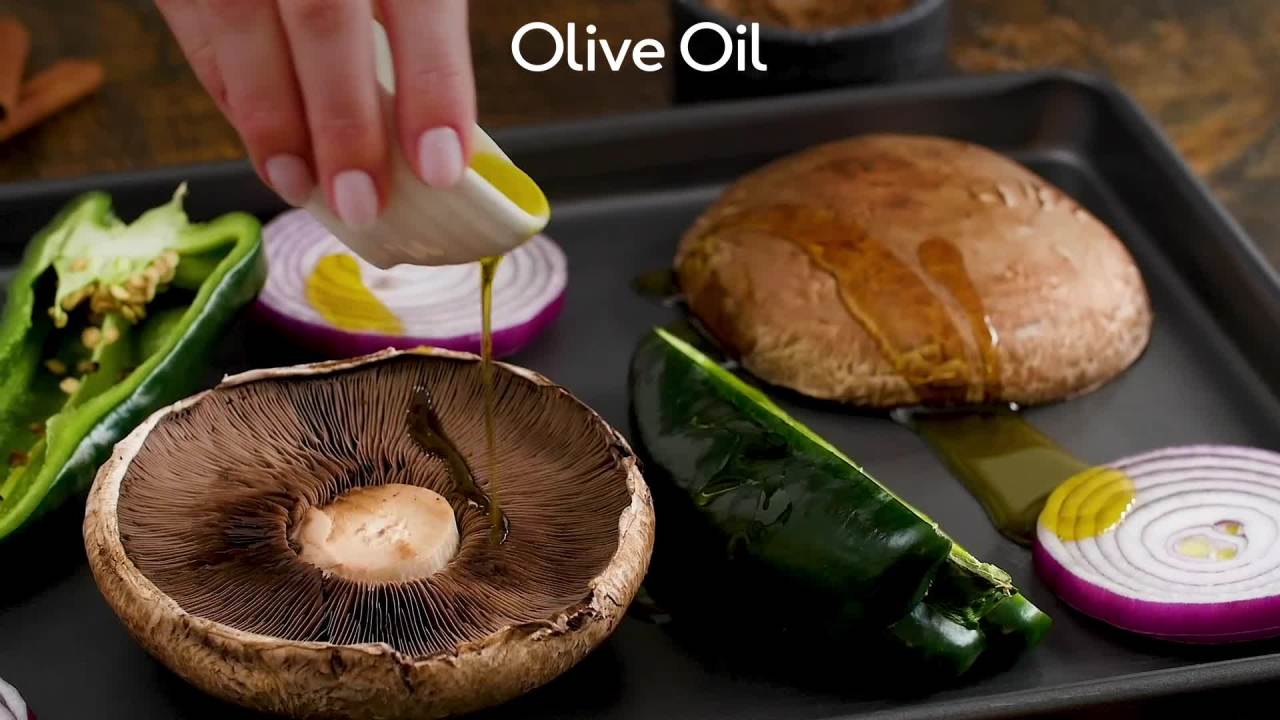 thumbnail video image 2 of Guerrero Caseras Flour Tortillas, Fajita Size, 20 Count, 2 of 11