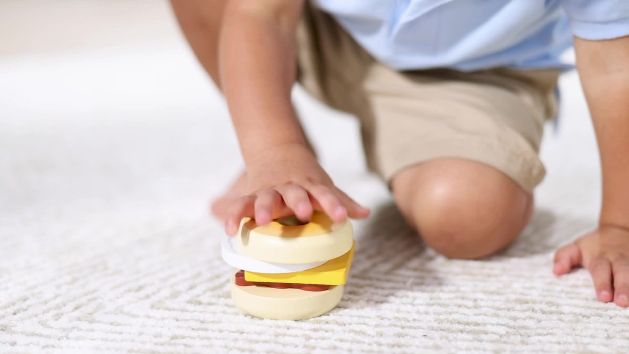 thumbnail video image 2 of Melissa & Doug Wooden Breakfast Picnic Box Play Food Set for Boys and for Girls 2+, 2 of 10