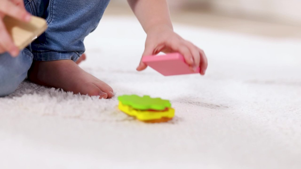 thumbnail video image 2 of Melissa & Doug Wooden Lunch Picnic Box Play Food Set For Boys and For Girls 2+, 2 of 10