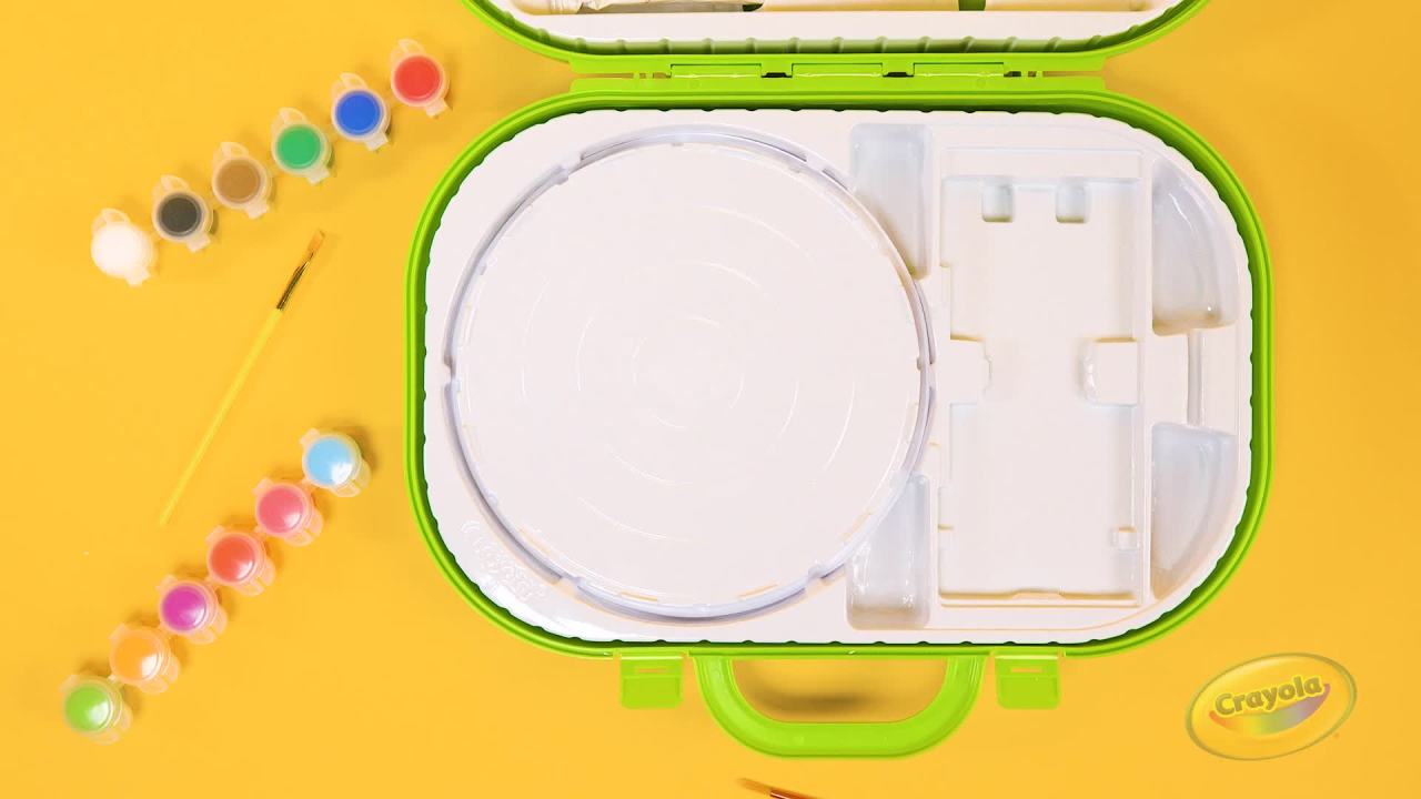 thumbnail video image 2 of Crayola Clay Sculpting Station, Art Set, Creative Toys, Gift for Kids, Unisex Child Ages 6+, 2 of 9