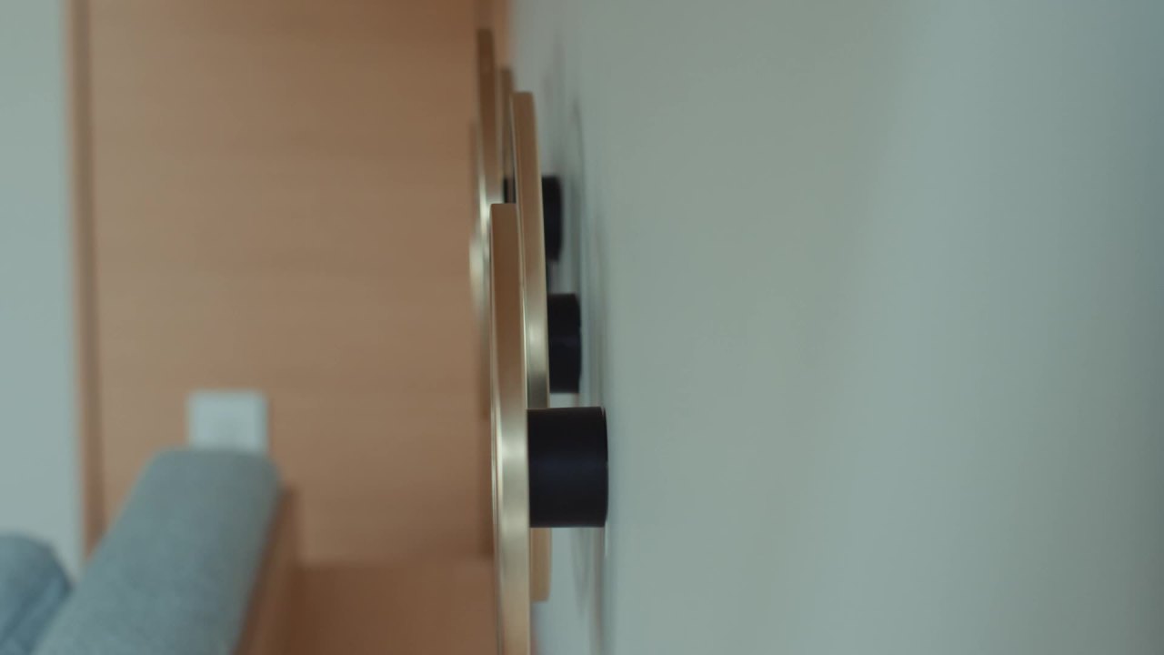 thumbnail video image 5 of Umbra Infinity Round 4"x6" Picture Frame, 5 of 6