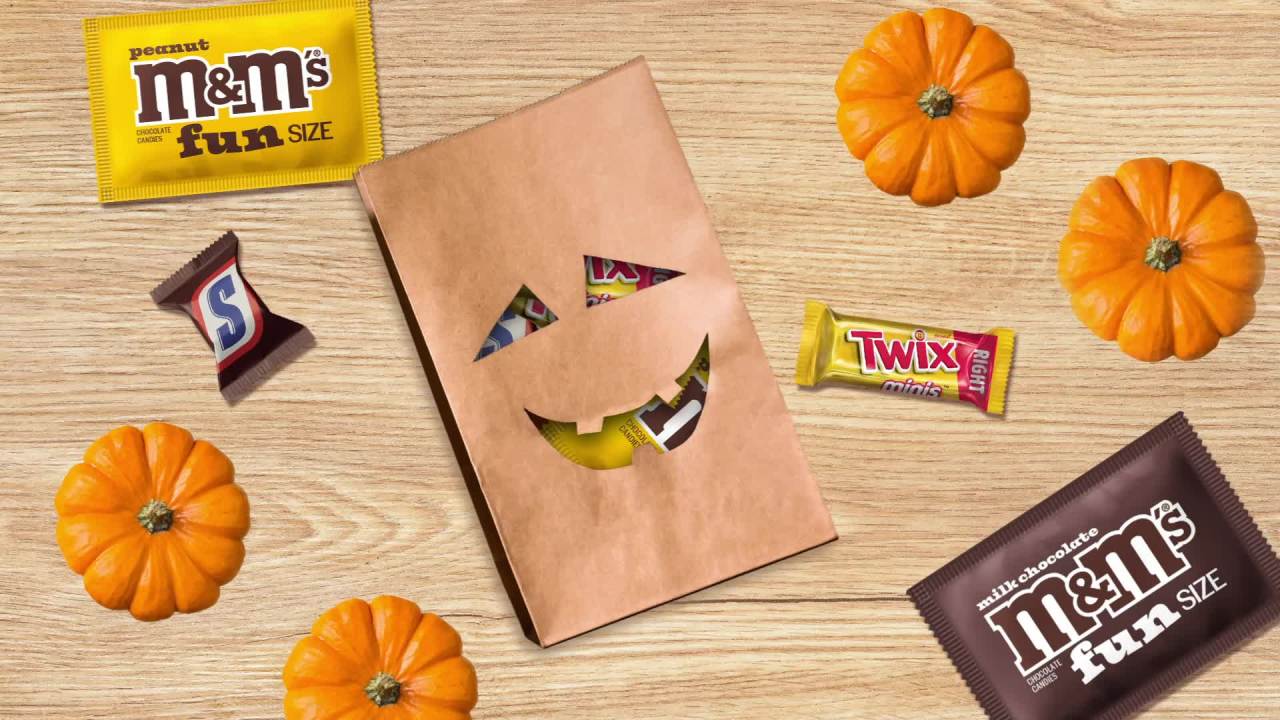 thumbnail video image 2 of M&M's, Snickers & Twix Halloween Candy Variety Pack, 65 Pieces Bag, 2 of 10