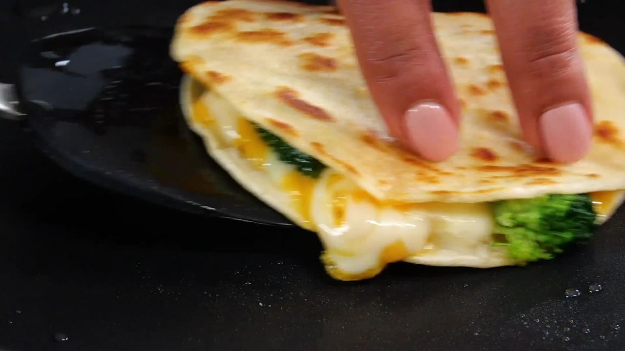 thumbnail video image 2 of Mission White Corn Tortillas, Street Taco Size, 24 Count, 2 of 15
