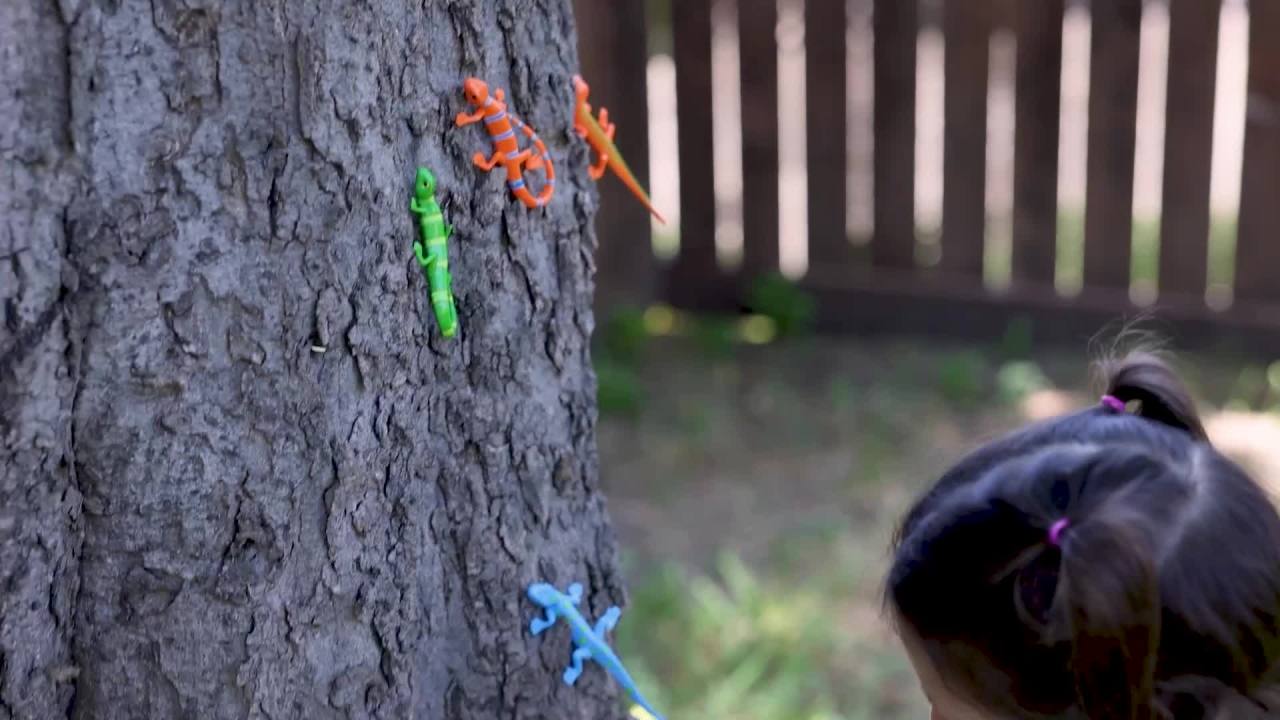 thumbnail video image 2 of Melissa & Doug Sunny Patch Litter of Lizards (7 pcs), 2 of 10