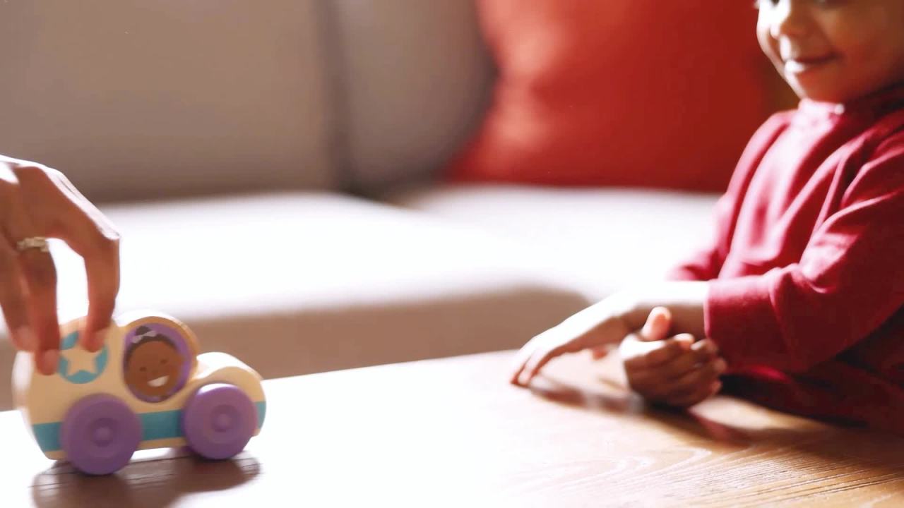 thumbnail video image 2 of Melissa & Doug GO Tots Wooden Green Star Car (1 Car, 1 Disk) - FSC Certified, 2 of 10