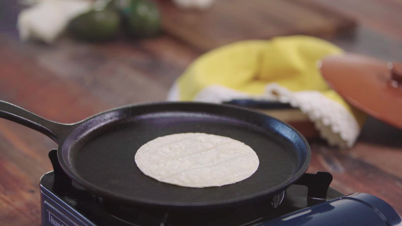 thumbnail video image 2 of Guerrero White Corn Tortillas, 100 Count, 2 of 7