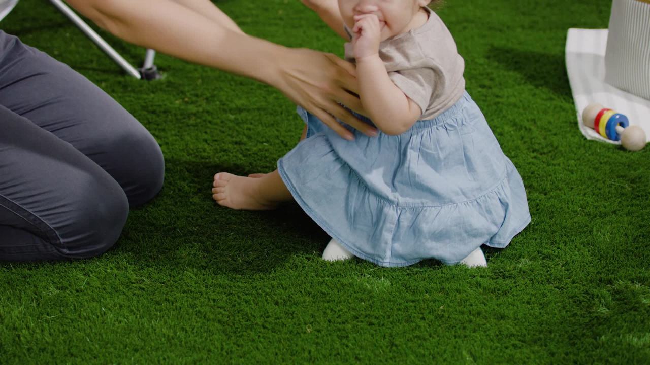 thumbnail video image 2 of OXO Tot 2-In-1 Go Potty, Gray, for Toddlers Ages 1-3 Years, 2 of 10