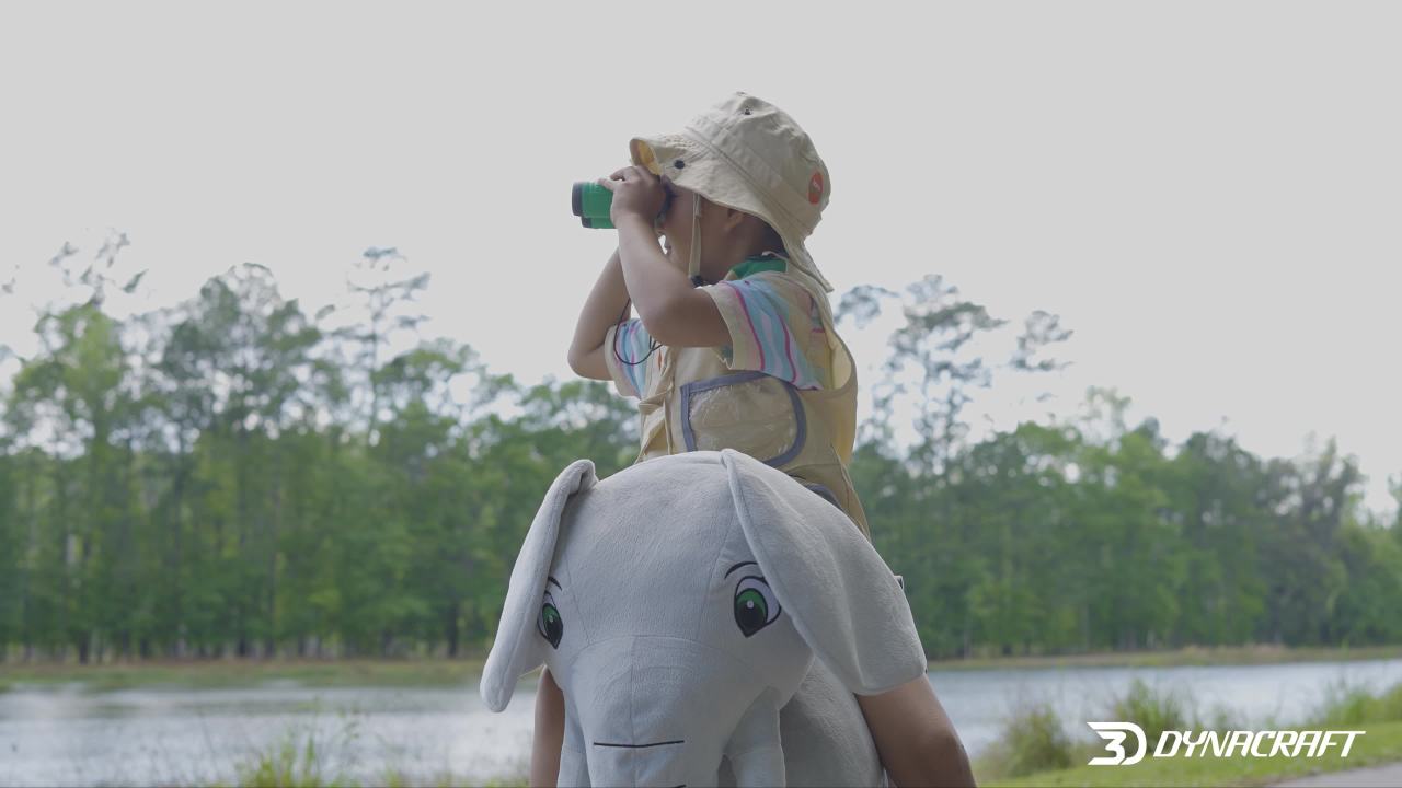 thumbnail video image 2 of Zoo Crew Giraffe 6V Plush Ride-On, 2 of 11