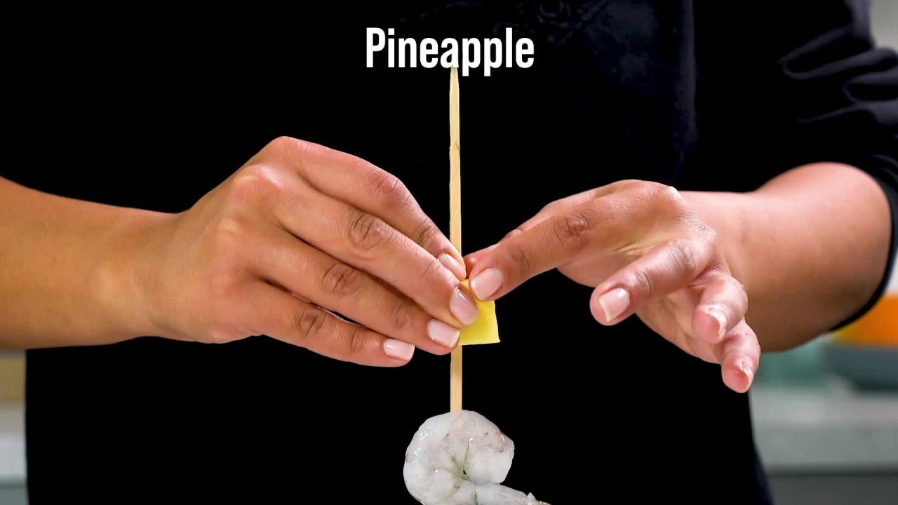 thumbnail video image 2 of Guerrero 25 Calories White Corn Tortillas, 50 Count, 2 of 7