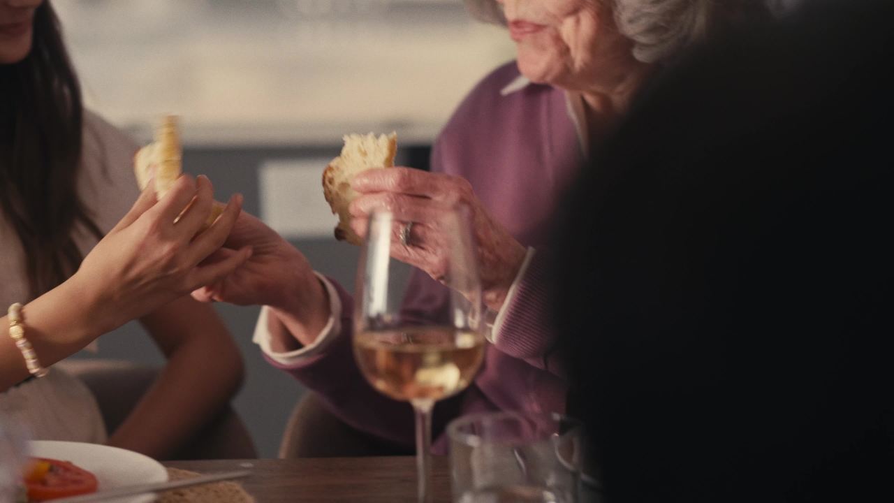 thumbnail video image 2 of Pompeian Organic Robust Extra Virgin Olive Oil - 32 fl oz, 2 of 13